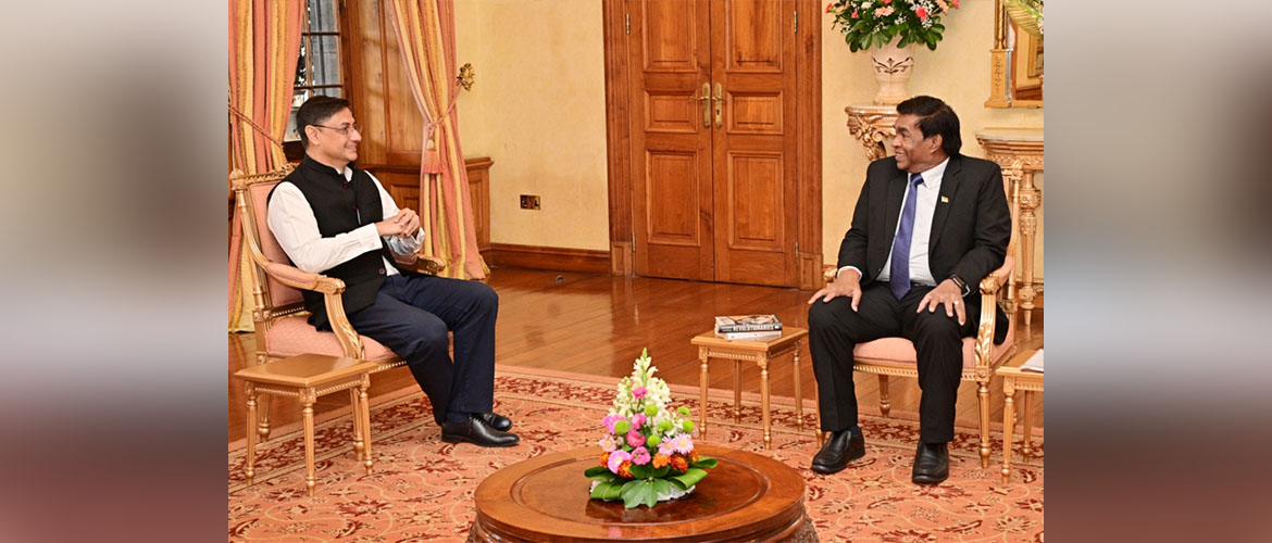  Mr Sanjeev Sanyal, Member of PM Modi’s Economic Advisory Council paid a courtesy call on HE Mr Prithvirajsing Roopun, President of the Republic of Mauritius and exchanged views on a range of subjects, including the India- Mauritius bilateral relationship that is rooted in strong historical and cultural linkages. 