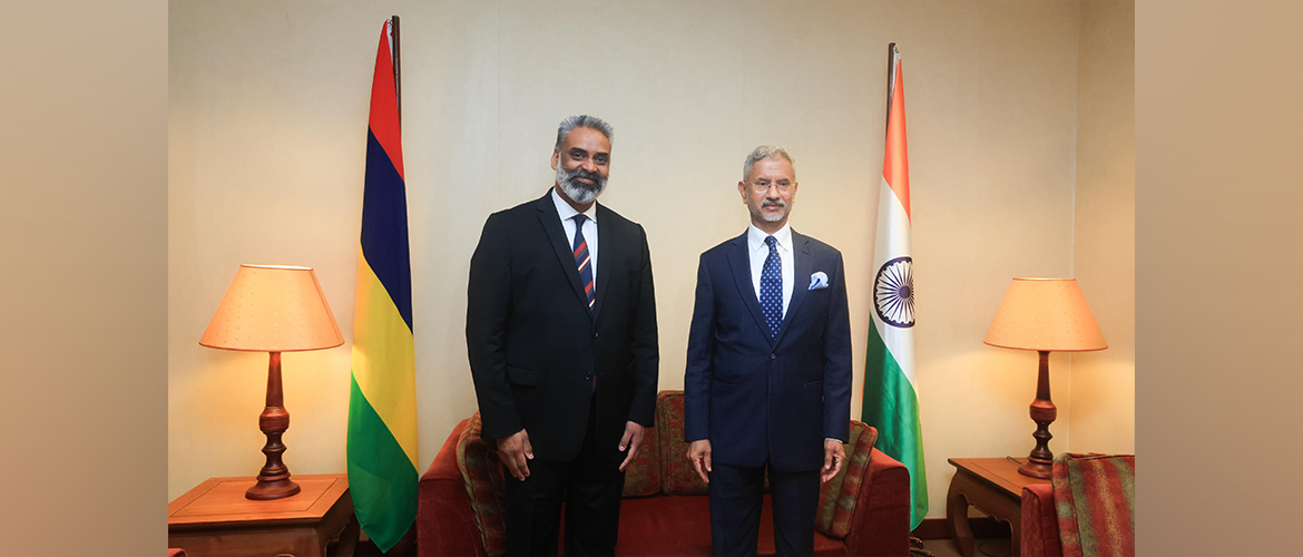  EAM Dr. S. Jaishankar welcomed by Foreign Minister of Mauritius Mr. Maneesh Gobin, in Mauritius 16 July 2024